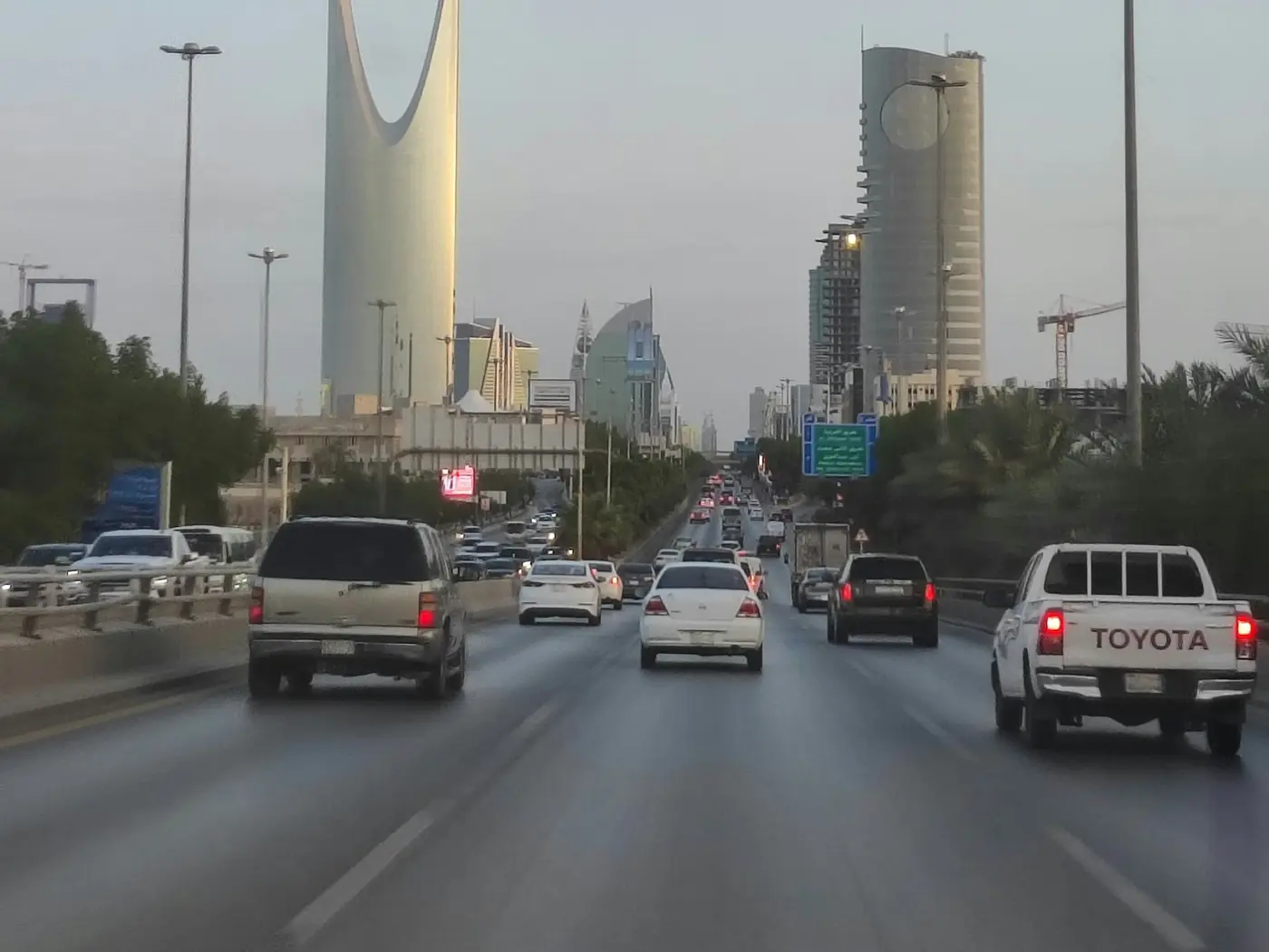 Traffic on a Riyadh highway with the Kingdom Centre tower ahead
